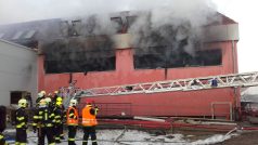 Požár výrobní haly ve Zvoli u Prahy