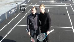 Roger Federer a Tomáš Berdych si zahráli tenis na lodi pod Karlovým mostem