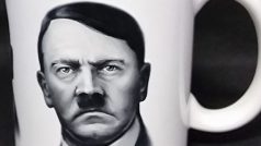 Nakladatelství Naše vojsko prodávalo trička a hrnky s Adolfem Hitlerem