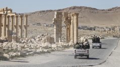 Vojáci syrské armády míjí Vítězný oblouk v historické Palmýře