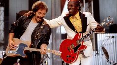 Americký zpěvák a kytarista Chuck Berry s Brucem Springsteenem v roce 1995