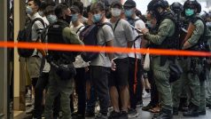 Během čínského státního svátku zadržela policie v hongkongském Causeway Bay desítky demonstrantů