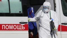 Muž v ochranném obleku proti koronaviru v Moskvě