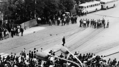 Václavské náměstí 21. srpna 1969. Protestující sleduje hlouček policistů (v horní části snímku)