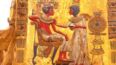 Faraon Tutanchamon ve výjevu na opěrce křesla