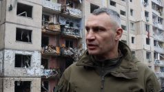 Vitalij Kličko, starosta Kyjeva, na místě, kam zkraje roku 2024 dopadly ruské střely