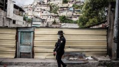 Posledním největším projektem Těšínského je focení drogových gangů v Guatemale, kam se ve skutečnosti dostal náhodou