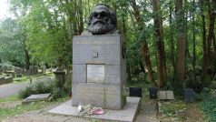 Náhrobek Karla Marxe na londýnském hřbitově Highgate