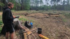 Archeologové zkoumají u obce Údraž v Píseckých horách šest vzácných mohyl, které poničili lesníci při těžbě kůrovcového dřeva