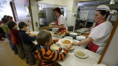Mezi školními jídelnami v Česku jsou velké rozdíly.
