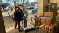 Litoměřická potravinová banka rozváží balíky s jídlem a hygienickými potřebami