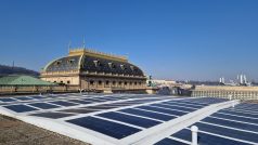 Národní divadlo, fotovoltaické panely na střeše provozní budovy ND