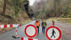 V Hřensku pokračuje sanace nestabilních skalních bloků nad silnicí na Mezní Louku