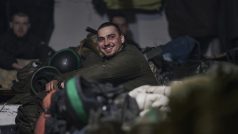 Ukrajinský voják odpočívá v úkrytu