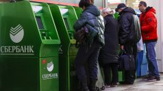 Lidé v Moskvě hromadně vybírají peníze z bankomatů