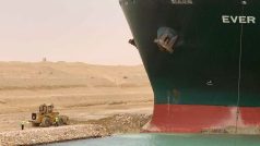 V Suezském průplavu se zaklínila obří loď
