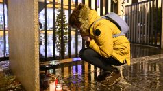 Před rektorátem Univerzity Karlovy začali lidé po tragické střelbě zapalovat svíčky