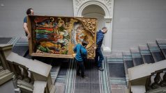 Pracovníci Národního muzea ve Lvově ukrývají obraz pro případ útoku