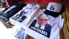 Vězeňský snímek Donalda Trumpa se rychle dostal i na trička, hrníčky nebo kšiltovky