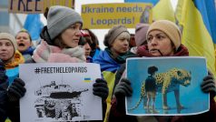 Demonstrace Ukrajinců před budovou Evropské rady v Bruselu na podporu dodávek tanků Leopard