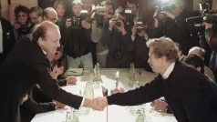Václav Havel a Marián Čalfa, setkání delegace ÚV NF ČSSR a vlády ČSSR vedené předsedou vlády Ladislavem Adamcem (vlevo) s představiteli Občanského fóra, 26. listopadu 1989