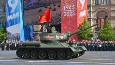 Jediný tank, který se objevil na vojenské prohlídce na Rudém náměstí v Moskvě
