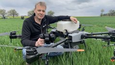 Jaroslav Řešátko připravuje ke startu velký dron