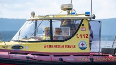 Prezident Petr Pavel ve člunu vodní záchranné služby na Lipně