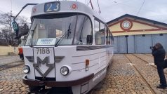 Tramvaj T3 vyzdobená jako vozy metra EČS před 50 roky