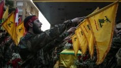 Příslušník hnutí Hizballáh skládá přísahu u rakve spolubojovníka, který zemřel při střetech na libanonsko-izraelském pomezí