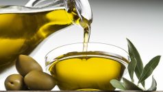 Olivový olej, olivy, středomořská kuchyně. Ilustrační foto