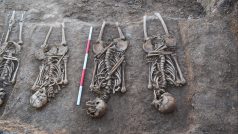 S datací hrobů by mohly pomoct i nalezené předměty, hlavně keramické střepy, které odpovídají rozmezí 16. až 18. století