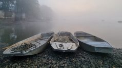 V pondělí v sedm hodin ráno se nad rybníkem Rožmberk převalovala hustá mlha.