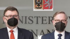 Ministr financí Zbyněk Stanjura a premiér Petr Fiala
