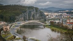 Pohled na most Dr. Edvarda Beneše z Větruše postavený v roce 1936. Rozpětí mezi oběma mostními pilíři přes Labe činí 123,60 m, což byla tehdy největší vzdálenost u mostních konstrukcí v celém Československu