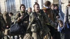 Vidíme, že bojovnic se zbraní v ruce je na Ukrajině také hodně, mluví se o tom, že tvoří asi 18 procent sil zapojených do obrany, socioložka Lucie Jarkovská
