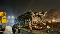Stavbaři během noci demontovali ve Střelecké ulici v Ústí nad Labem jeden ze železničních mostů