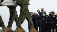 Prezident Joe Biden se na základně Dover ve státě Delaware při převozu obětí z Afghánistánu