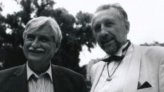 Oslava 60. narozenin Jana Vodňanského 19. června 2001, na snímku s Jiřím Dienstbierem