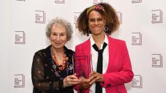 Margaret Atwoodová a Bernardine Evaristová s knižní cenou Booker Prize