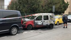 Ohořelé torzo auta v ulici Čéčova v Českých Budějovicích