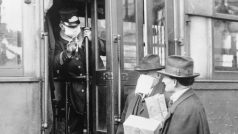 Cestování v dopravních prostředcích během pandemie španělské chřipky v roce 1918