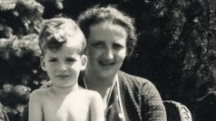 Petr Riesel s maminkou Irenou, 1937 nebo 1938
