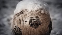 Fotbalové zápasy Liberce a Jablonce jsou kvůli sněhu odloženy na neurčito (ilustrační snímek)