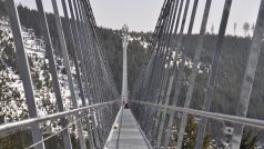Visutý most na Dolní Moravě nesou masivní ocelová lana. Další lana lávku stabilizují proti poryvům větru