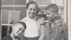 Asaf se starším bratrem Rubenem a maminkou v roce 1937