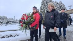 Lide nosí květiny na pohřeb Karla Lopraise