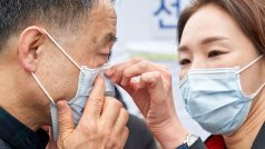 Jihokorejská ministryně zdravotnictví Park Neung-hoo během návštěvy lékařského centra Boramae v Soulu. Jižní Korea dosud hlásí čtyři nakažené koronavirem