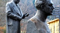 Socha Klementa Gottwalda a busta Julia Fučíka v nové expozici litiny v Blansku