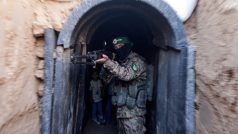 Bojovník palestinského Hamásu u vstupu do podzemního tunelu v Gaze (archivní foto; červenec 2023)
